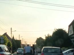 Komprachcice: Mężczyzna z bronią w ręku biegał po ulicy. Sprawna akcja policji