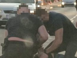Komprachcice: Mężczyzna z bronią w ręku biegał po ulicy. Sprawna akcja policji