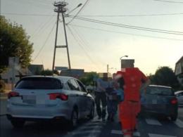 Komprachcice: Mężczyzna z bronią w ręku biegał po ulicy. Sprawna akcja policji