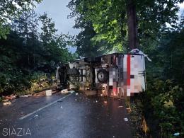 Murów: Samochód dostawczy uderzył w drzewo