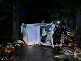 Murów: Samochód dostawczy uderzył w drzewo