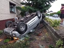 Samochód wjechał do ogródka. Wypadek na trasie Dobrzeń Wielki - Kup
