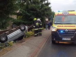 Samochód wjechał do ogródka. Wypadek na trasie Dobrzeń Wielki - Kup