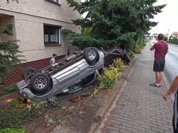 Samochód wjechał do ogródka. Wypadek na trasie Dobrzeń Wielki - Kup