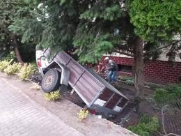 Samochód wjechał do ogródka. Wypadek na trasie Dobrzeń Wielki - Kup
