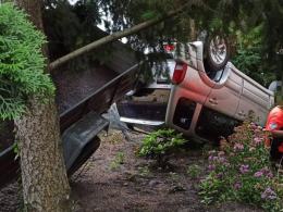 Samochód wjechał do ogródka. Wypadek na trasie Dobrzeń Wielki - Kup
