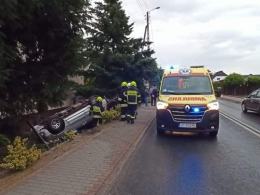 Samochód wjechał do ogródka. Wypadek na trasie Dobrzeń Wielki - Kup