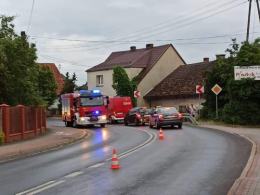 Samochód wjechał do ogródka. Wypadek na trasie Dobrzeń Wielki - Kup