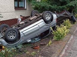 Samochód wjechał do ogródka. Wypadek na trasie Dobrzeń Wielki - Kup