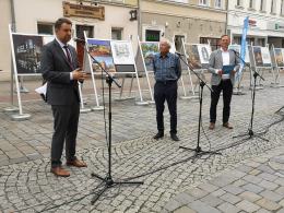 96. urodziny obchodzi Andrzej Hamada. Na rynku można podziwiać wystawę jego prac