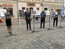96. urodziny obchodzi Andrzej Hamada. Na rynku można podziwiać wystawę jego prac