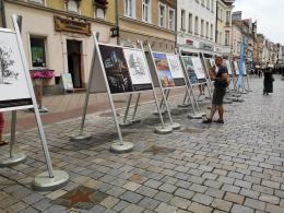 96. urodziny obchodzi Andrzej Hamada. Na rynku można podziwiać wystawę jego prac