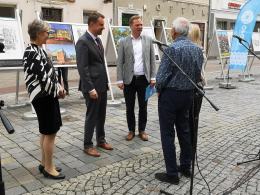 96. urodziny obchodzi Andrzej Hamada. Na rynku można podziwiać wystawę jego prac