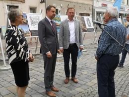 96. urodziny obchodzi Andrzej Hamada. Na rynku można podziwiać wystawę jego prac