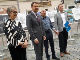 96. urodziny obchodzi Andrzej Hamada. Na rynku można podziwiać wystawę jego prac