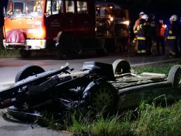 Dachowanie osobówki na ulicy Głównej w Kamionce