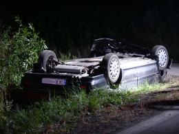 Dachowanie osobówki na ulicy Głównej w Kamionce
