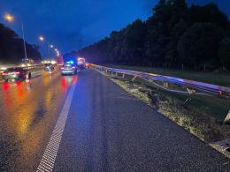 Kierowca BMW uderzył w bariery na nitce a4 w kierunku Wrocławia