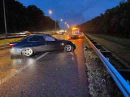 Kierowca BMW uderzył w bariery na nitce a4 w kierunku Wrocławia