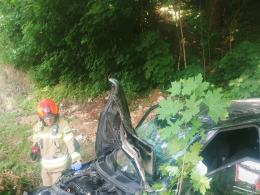 Wypadek w powiecie nyskim. Kierowca wjechał w drzewo