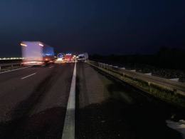 Dwa pojazdy zderzyły się na A4, jeden z nich spłonął