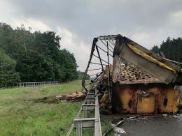 Ciężarówka z folią spłonęła i zablokowała nitkę na A4