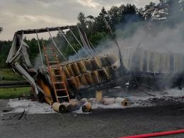 Ciężarówka z folią spłonęła i zablokowała nitkę na A4