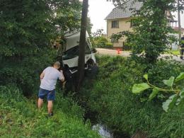 Samochód dostawczy wjechał do rowu i uderzył w drzewo