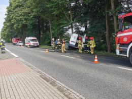 Samochód dostawczy wjechał do rowu i uderzył w drzewo