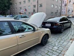 Zderzenie czterech aut na Piastowskiej w Opolu. Dwie osoby zostały poszkodowane