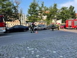 Zderzenie czterech aut na Piastowskiej w Opolu. Dwie osoby zostały poszkodowane