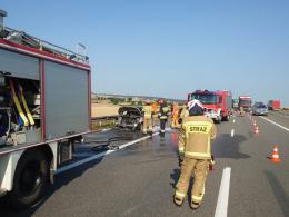 Niebezpieczny poranek na A4. Spłonął samochód osobowy, doszło też do zderzenia