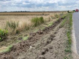 Ciężarówka przewróciła się na jezdnię. Droga Wojewódzka nr 401 zablokowana