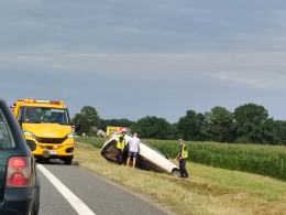 Mężczyzna stracił panowanie nad pojazdem i wpadł do rowu