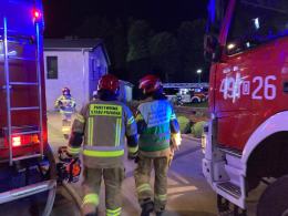 Pożar dużej hali z drewnem w powiecie strzeleckim. Strażacy walczyli kilka godzin