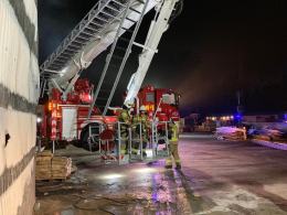 Pożar dużej hali z drewnem w powiecie strzeleckim. Strażacy walczyli kilka godzin
