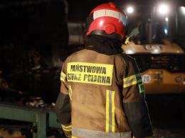 Pożar dużej hali z drewnem w powiecie strzeleckim. Strażacy walczyli kilka godzin