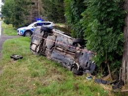 22-latek zasnął za kierownicą. Wjechał w drzewo