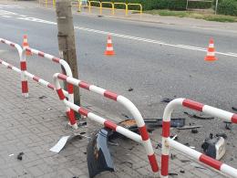 Rozbił samochód pod brzeskim Urzędem Pracy. Policja poszukuje kierującego audi