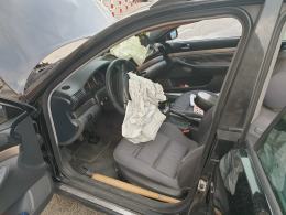 Rozbił samochód pod brzeskim Urzędem Pracy. Policja poszukuje kierującego audi