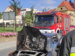 Samochód osobowy spłonął na rynku w Otmuchowie