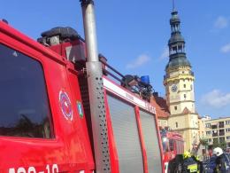 Samochód osobowy spłonął na rynku w Otmuchowie