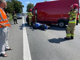 Na wysokości Sosnówki, motocyklistka zderzył się z busem