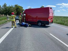 Na wysokości Sosnówki, motocyklistka zderzył się z busem