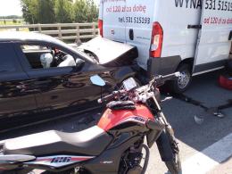 Na wysokości Sosnówki, motocyklistka zderzył się z busem