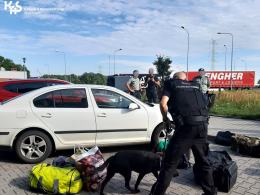 Funkcjonariusze KAS wykrywają próby nielegalnego przywozu narkotyków do kraju.