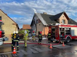 Pożar w Opolu - Chmielowicach. Od płonącego pojazdu zapaliła się elewacja budynku