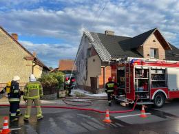 Pożar w Opolu - Chmielowicach. Od płonącego pojazdu zapaliła się elewacja budynku