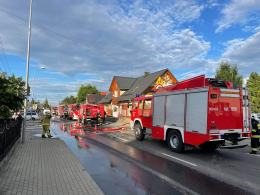 Pożar w Opolu - Chmielowicach. Od płonącego pojazdu zapaliła się elewacja budynku
