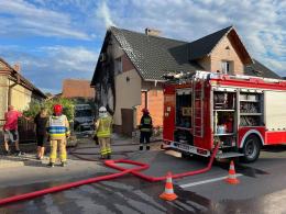 Pożar w Opolu - Chmielowicach. Od płonącego pojazdu zapaliła się elewacja budynku